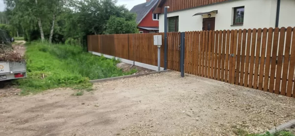 Koka paneļu sēta